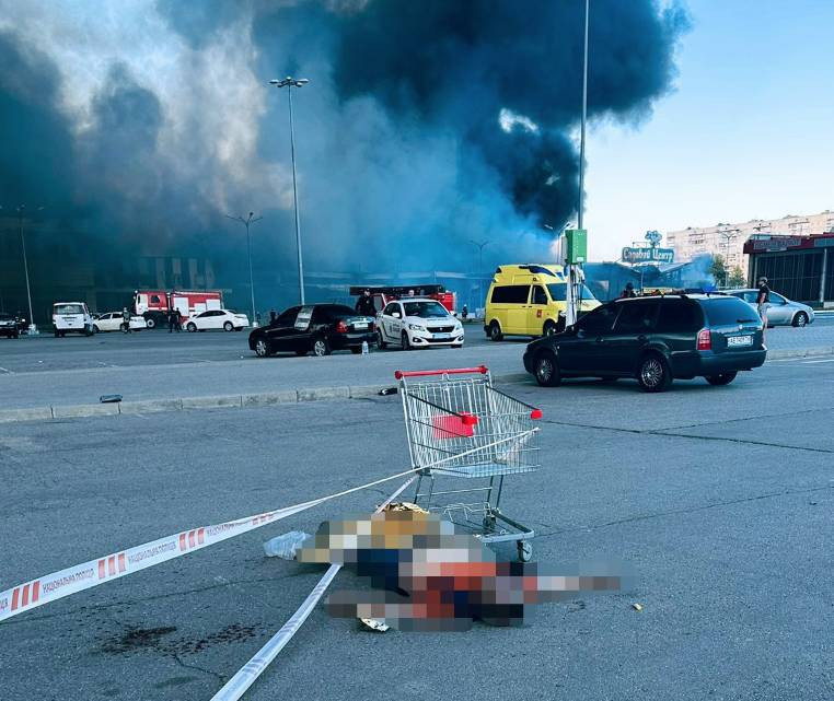 Rusya mağazayı füzeyle vurdu! Ölüler ve çok sayıda yaralı var - Resim: 10